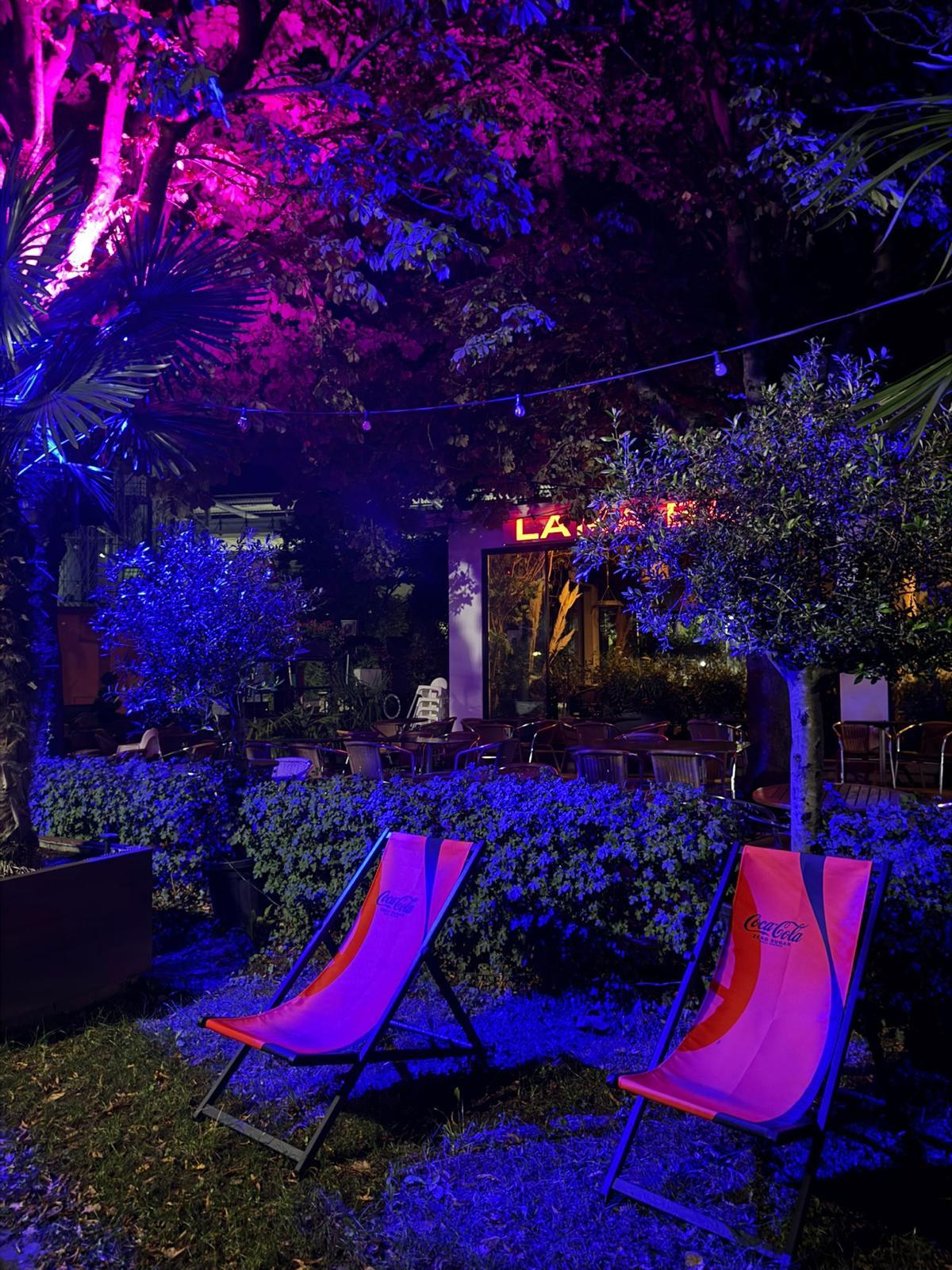 Lamabar Terrasse Liegestühle bei Nacht