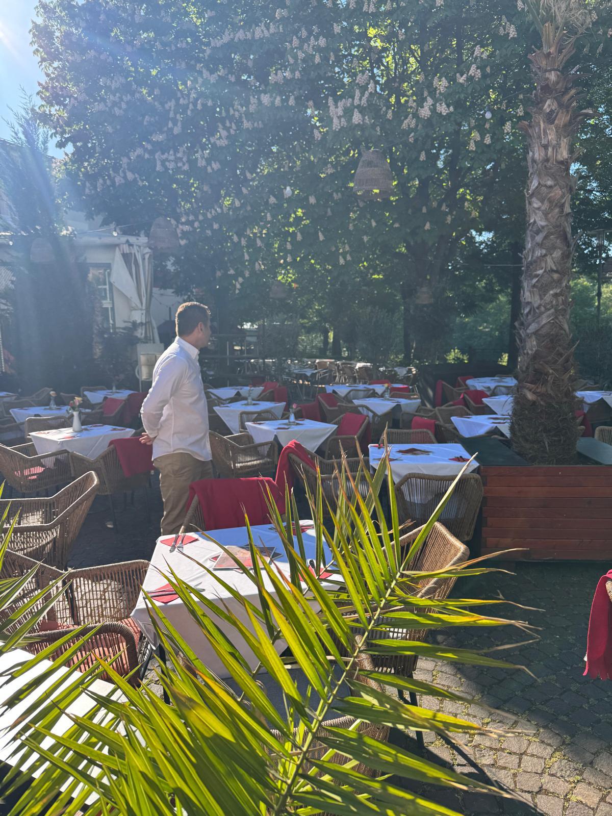 Lamabar Terrasse bei Sonnenschein